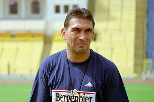 Invitat în cel mai recent episod al podcastului „Profu' de sport”, Ilie Dumitrescu (53 de ani) a rememorat lecția de fotbal primită de la Claudiu Vaișcovici (59 de ani), într-un Oltul Scornicești - Victoria București.
