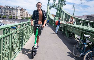 „Poate ne întâlnim la o tură!” » David Popovici promovează mersul pe bicicletă: "Nu am permis și nici mașină"