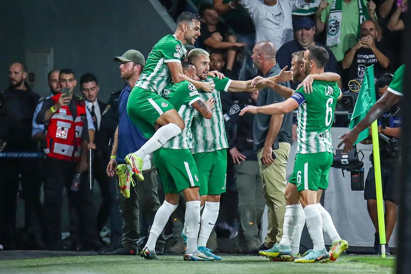 Omer Atzili, în centrul imaginii, cu numărul 7, felicitat de colegi pentru golul din meciul cu Juventus / FOTO: Facebook @Mhfootballclub