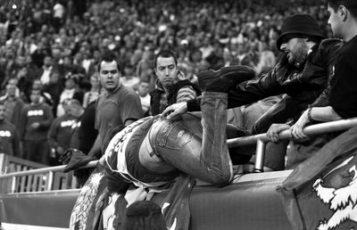 Telescopice peste față, bastoane, cagule, torțe și pumni » 9 ani de cel mai VIOLENT meci găzduit vreodată în România