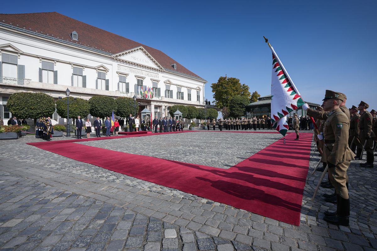 Klaus Iohannis, primit de preşedinta Ungariei la Budapesta » Tot orașul e împânzit cu steagurile României