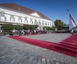 Klaus Iohannis, primit de preşedinta Ungariei la Budapesta » Tot orașul e împânzit cu steagurile României