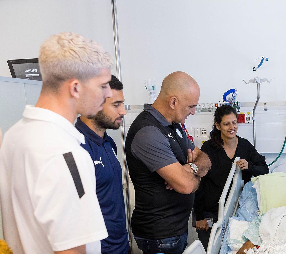 Imagini de mare impact emoțional! Ce a apărut pe scaune în conferința naționalei de fotbal a Israelului