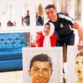 Cristiano Ronaldo a primit cadou un tablou de la o artistă iraniană. Foto: Twitter
