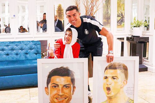 Cristiano Ronaldo a primit cadou un tablou de la o artistă iraniană. Foto: Twitter