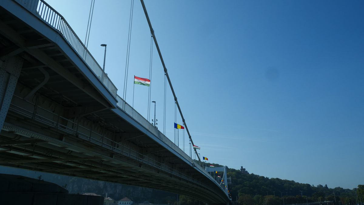 Klaus Iohannis, primit de preşedinta Ungariei la Budapesta » Tot orașul e împânzit cu steagurile României