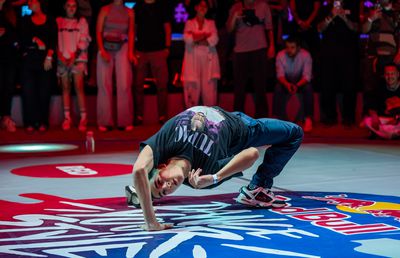 3 știri extrafotbal » El e cel mai bun dansator din România + performanţă pentru automobilismul autohton