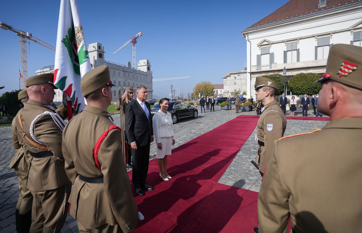 Klaus Iohannis, primit de preşedinta Ungariei la Budapesta » Tot orașul e împânzit cu steagurile României