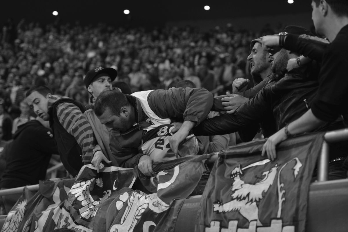 Telescopice peste față, bastoane, cagule, torțe și pumni » 9 ani de cel mai VIOLENT meci găzduit vreodată în România