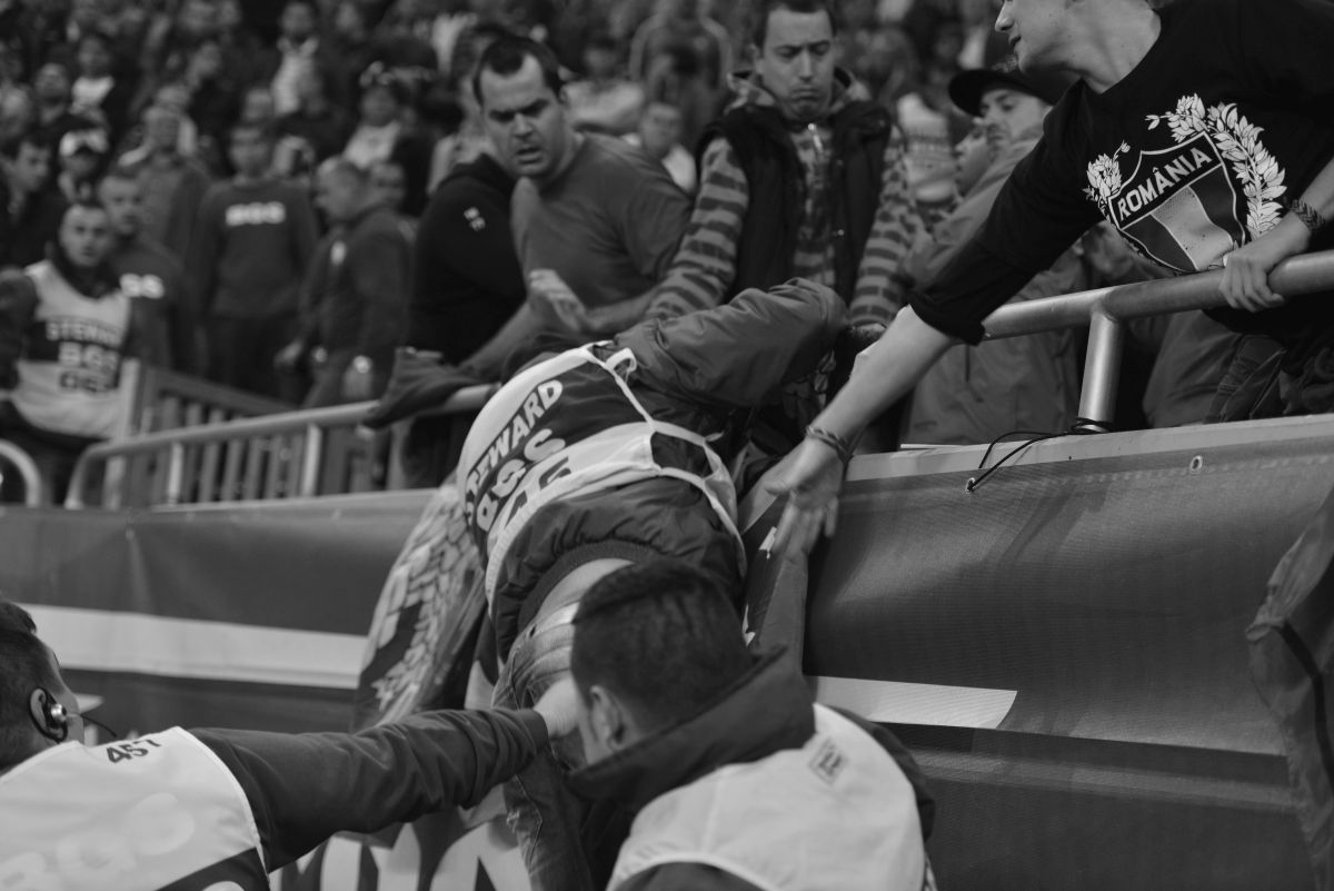 Telescopice peste față, bastoane, cagule, torțe și pumni » 9 ani de cel mai VIOLENT meci găzduit vreodată în România