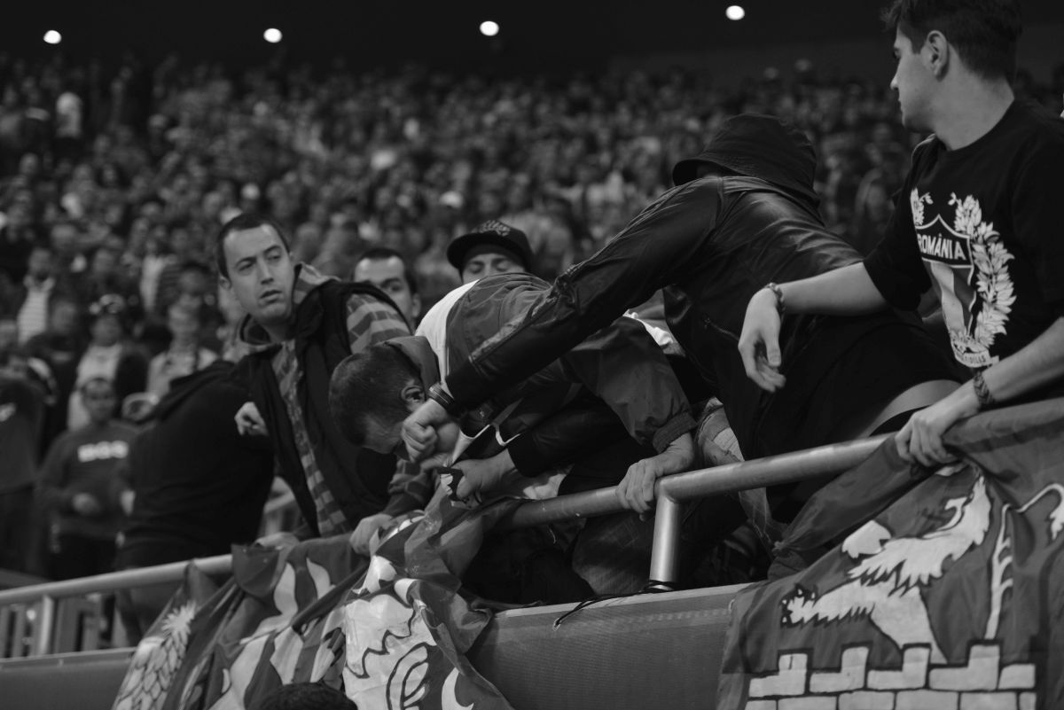Telescopice peste față, bastoane, cagule, torțe și pumni » 9 ani de cel mai VIOLENT meci găzduit vreodată în România