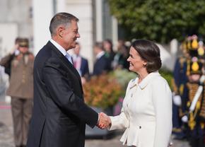 Klaus Iohannis, primit de preşedinta Ungariei la Budapesta » Tot orașul e împânzit cu steagurile României