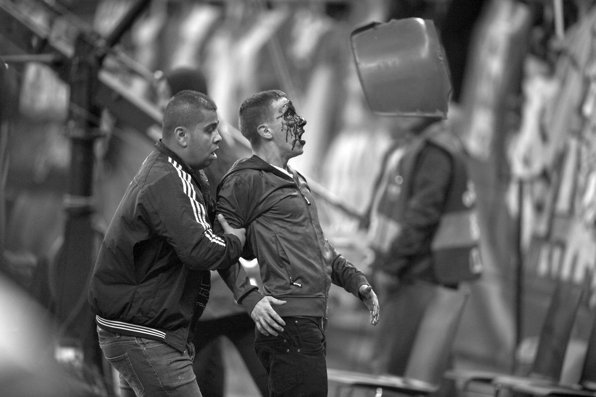 Telescopice peste față, bastoane, cagule, torțe și pumni » 9 ani de cel mai VIOLENT meci găzduit vreodată în România