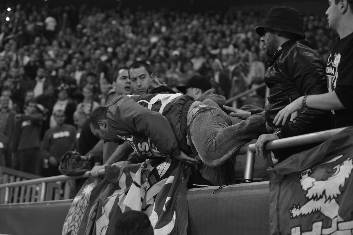 Telescopice peste față, bastoane, cagule, torțe și pumni » 9 ani de cel mai VIOLENT meci găzduit vreodată în România