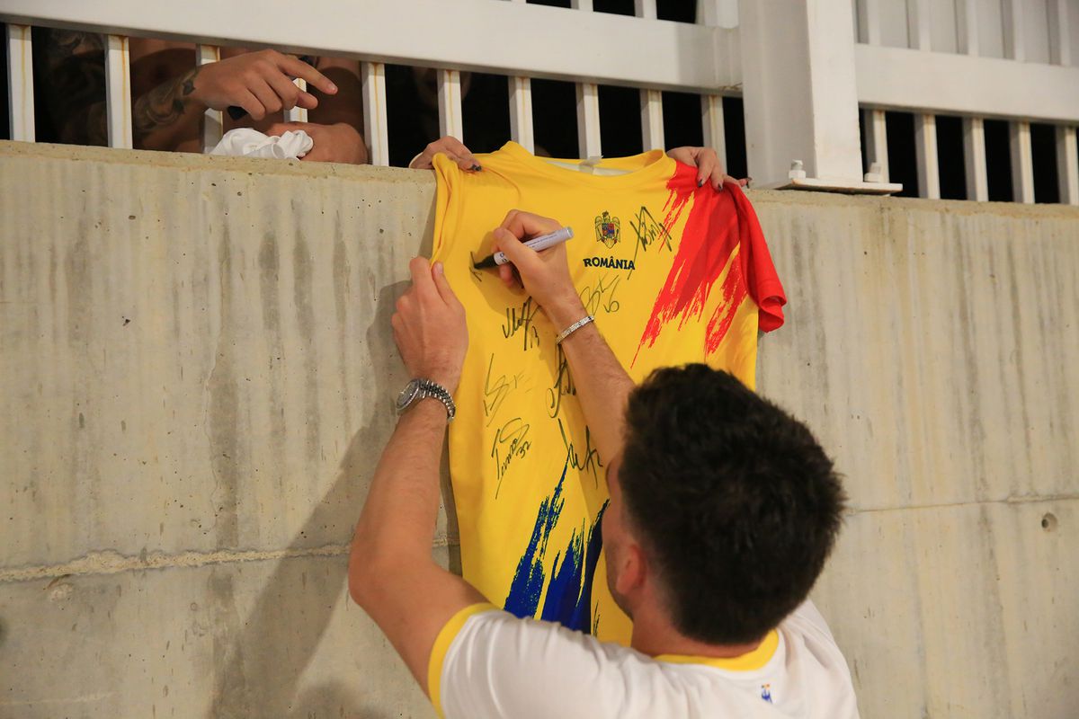 „Aliniați” la autografe » „Tricolorii”, așteptați în parcare după antrenamentul oficial: tricoul special pe care l-au semnat jucătorii FCSB-ului