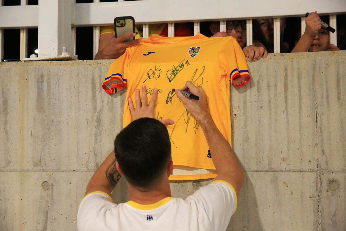 „Aliniați” la autografe » „Tricolorii”, așteptați în parcare după antrenamentul oficial: tricoul special pe care l-au semnat jucătorii FCSB-ului