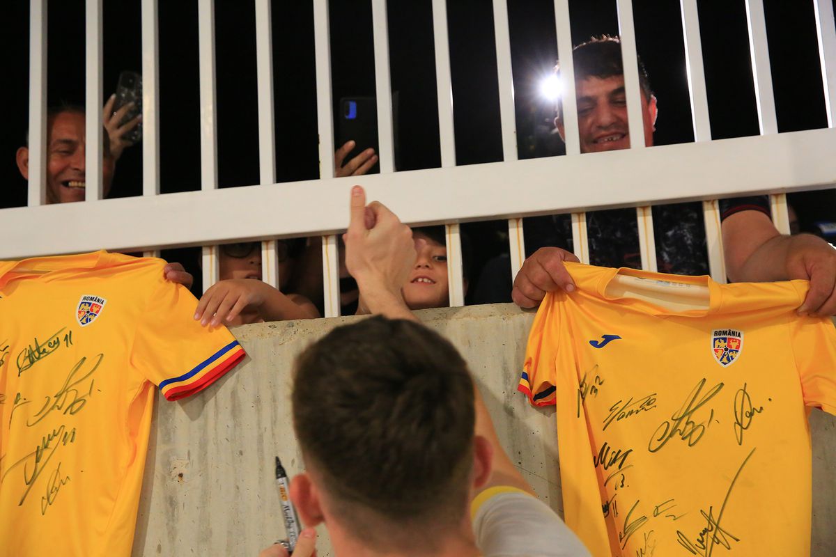 „Aliniați” la autografe » „Tricolorii”, așteptați în parcare după antrenamentul oficial: tricoul special pe care l-au semnat jucătorii FCSB-ului