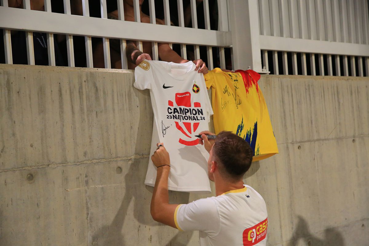 „Aliniați” la autografe » „Tricolorii”, așteptați în parcare după antrenamentul oficial: tricoul special pe care l-au semnat jucătorii FCSB-ului