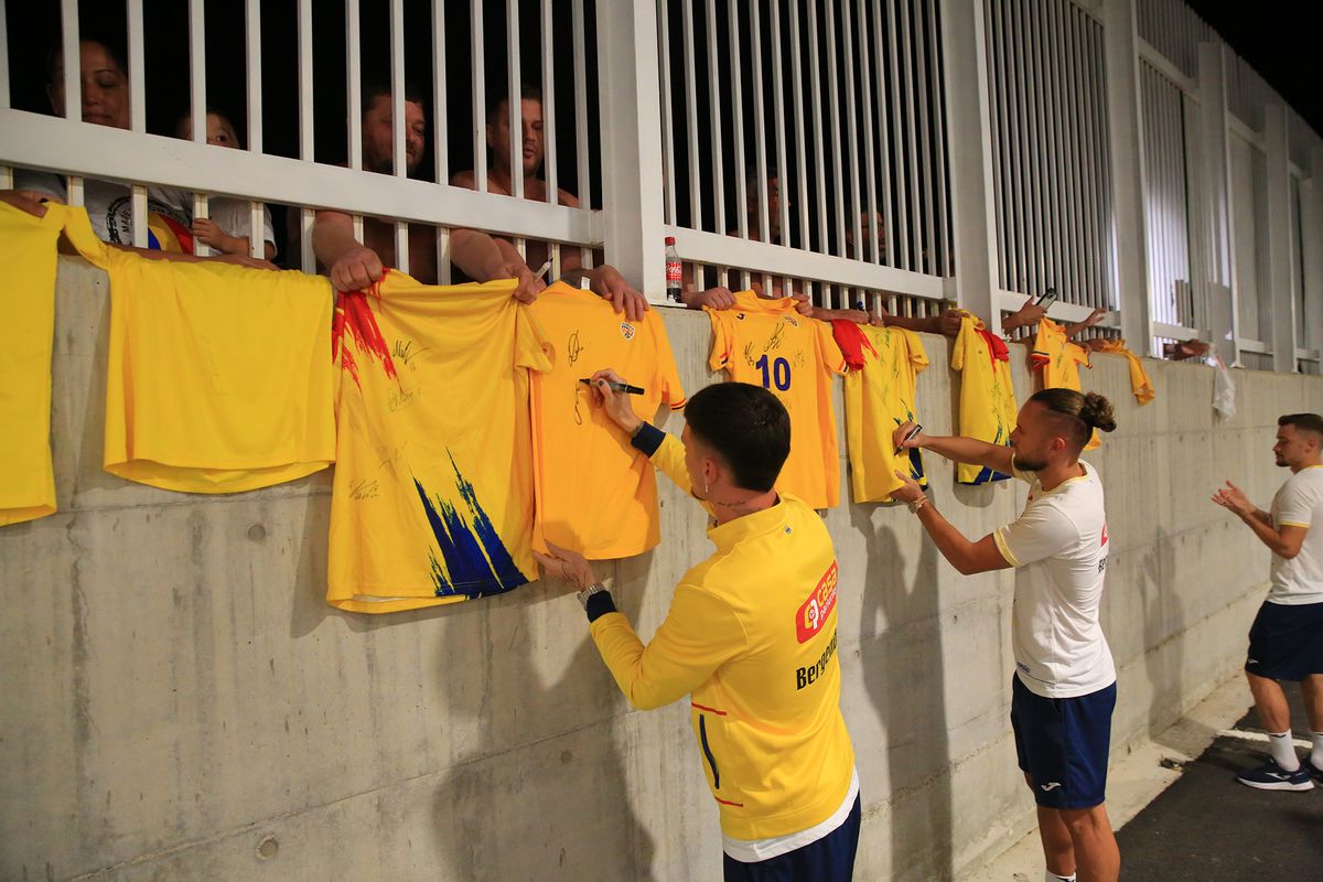 „Aliniați” la autografe » „Tricolorii”, așteptați în parcare după antrenamentul oficial: tricoul special pe care l-au semnat jucătorii FCSB-ului