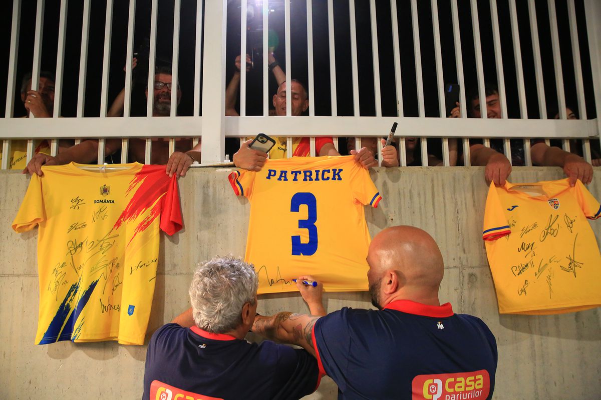 „Aliniați” la autografe » „Tricolorii”, așteptați în parcare după antrenamentul oficial: tricoul special pe care l-au semnat jucătorii FCSB-ului
