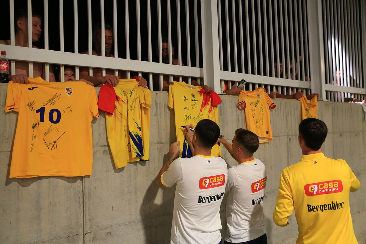 „Aliniați” la autografe » „Tricolorii”, așteptați în parcare după antrenamentul oficial: tricoul special pe care l-au semnat jucătorii FCSB-ului