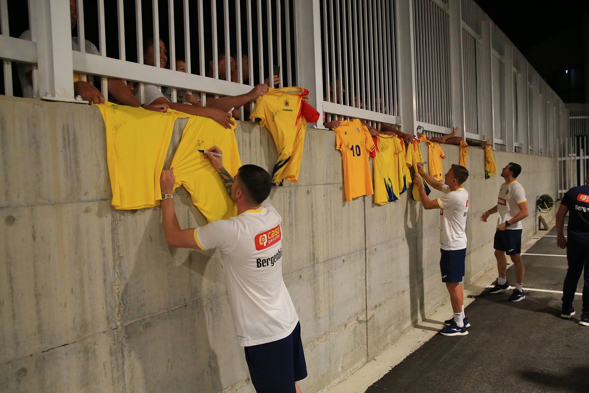 Tricolorii dau autografe la finalul antrenamentului oficial din Cipru