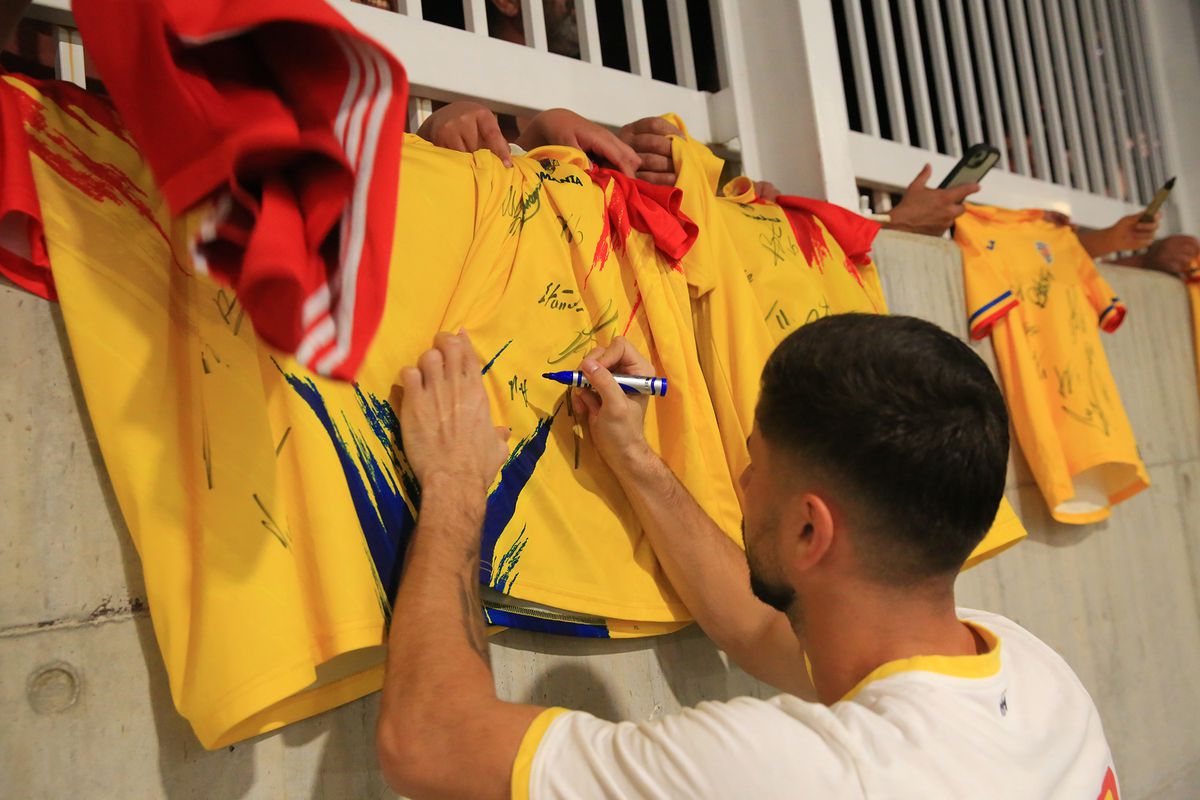 „Aliniați” la autografe » „Tricolorii”, așteptați în parcare după antrenamentul oficial: tricoul special pe care l-au semnat jucătorii FCSB-ului