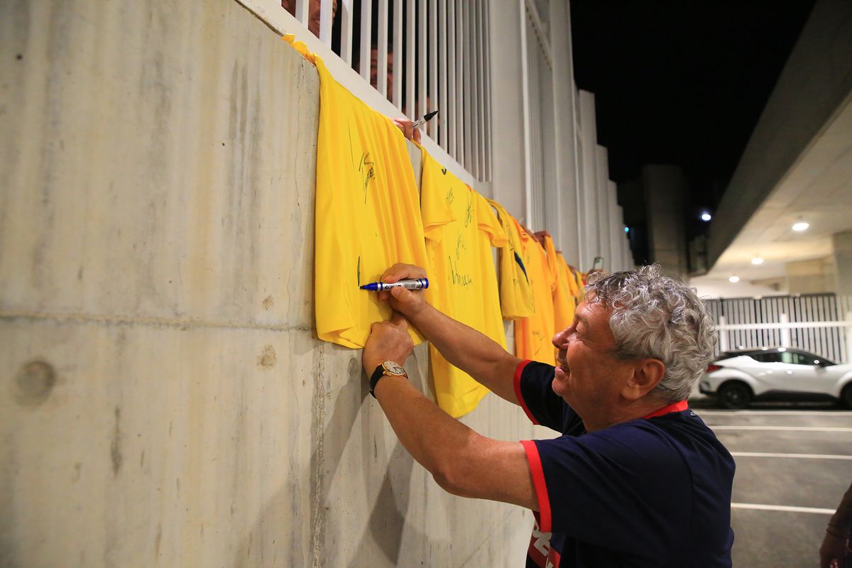 „Aliniați” la autografe » „Tricolorii”, așteptați în parcare după antrenamentul oficial: tricoul special pe care l-au semnat jucătorii FCSB-ului