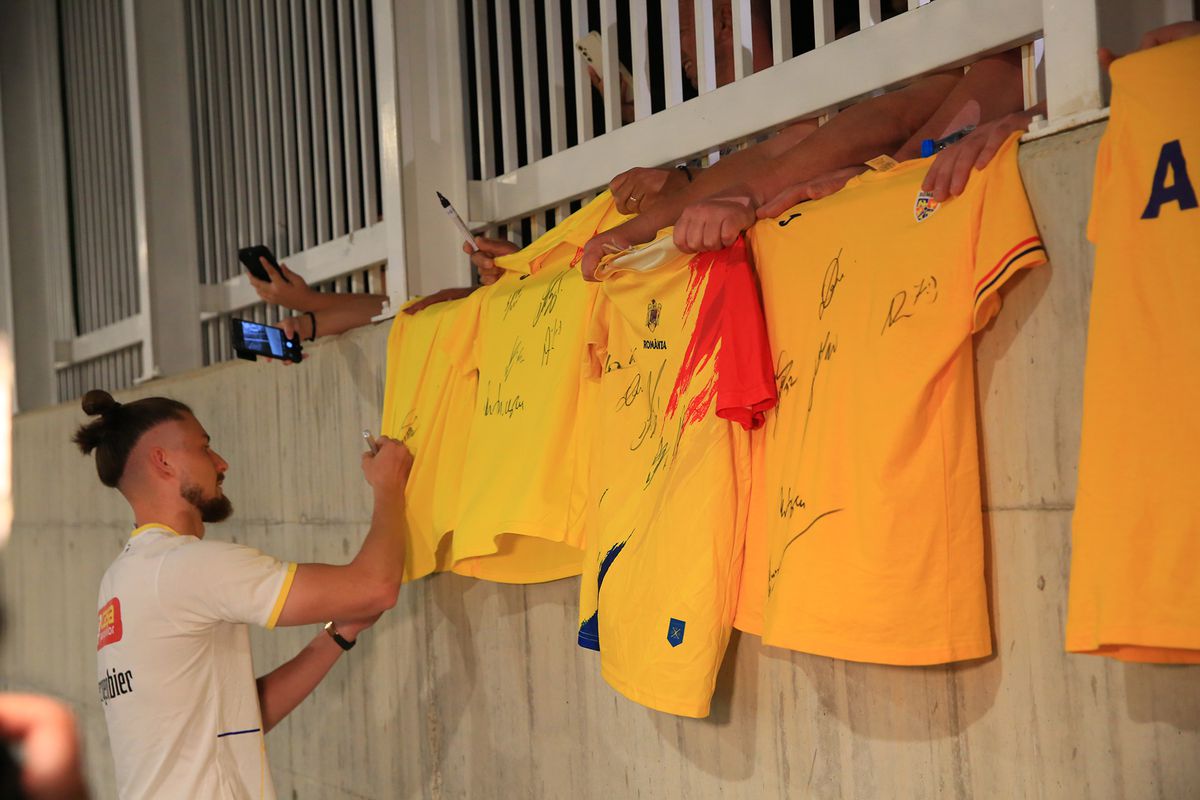 „Aliniați” la autografe » „Tricolorii”, așteptați în parcare după antrenamentul oficial: tricoul special pe care l-au semnat jucătorii FCSB-ului