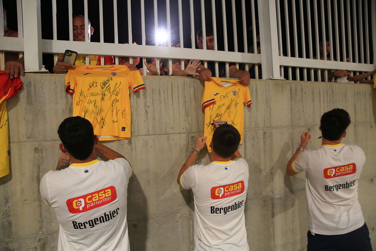 „Aliniați” la autografe » „Tricolorii”, așteptați în parcare după antrenamentul oficial: tricoul special pe care l-au semnat jucătorii FCSB-ului