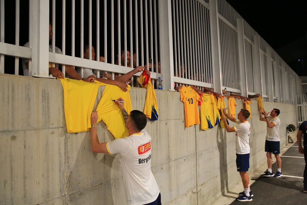 Tricolorii dau autografe la finalul antrenamentului oficial din Cipru