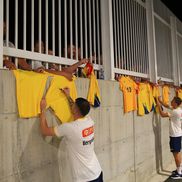 ”Tricolorii” dau autografe la finalul antrenamentului oficial din Cipru FOTO: Ionuț Iordache (GSP)