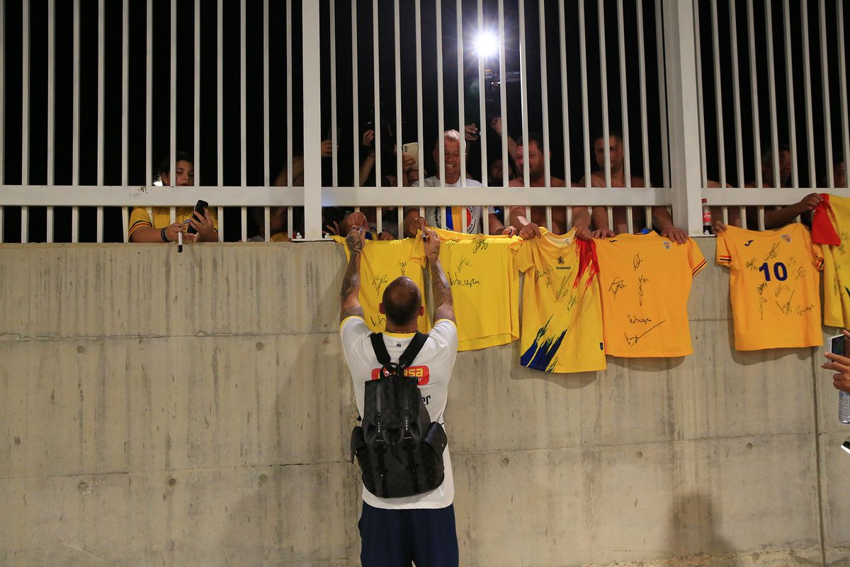 „Aliniați” la autografe » „Tricolorii”, așteptați în parcare după antrenamentul oficial: tricoul special pe care l-au semnat jucătorii FCSB-ului