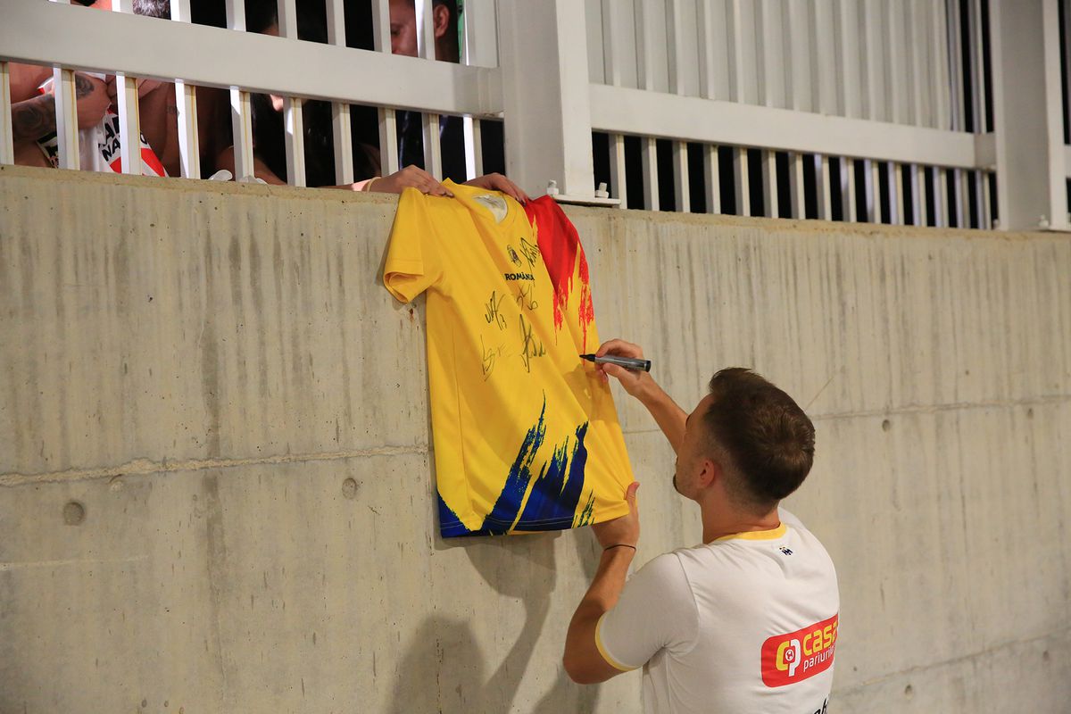 „Aliniați” la autografe » „Tricolorii”, așteptați în parcare după antrenamentul oficial: tricoul special pe care l-au semnat jucătorii FCSB-ului