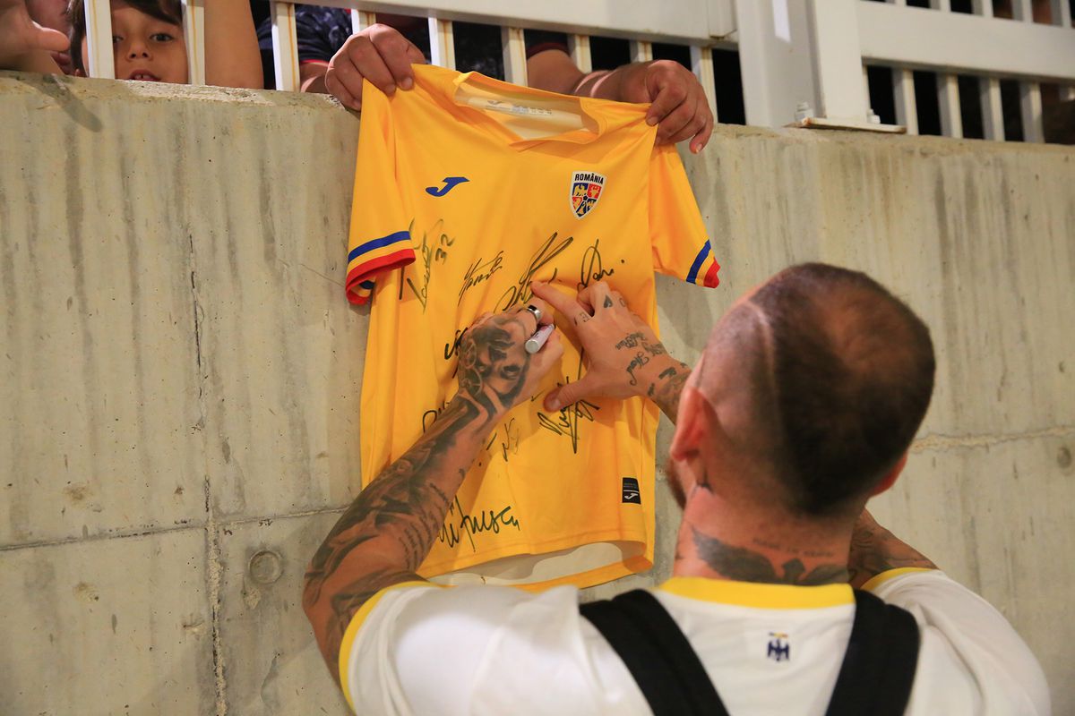 „Aliniați” la autografe » „Tricolorii”, așteptați în parcare după antrenamentul oficial: tricoul special pe care l-au semnat jucătorii FCSB-ului