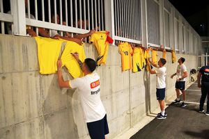 „Aliniați” la autografe » „Tricolorii”, așteptați în parcare după antrenamentul oficial: tricoul special pe care l-au semnat jucătorii FCSB-ului