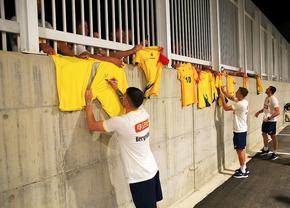 „Aliniați” la autografe » „Tricolorii”, așteptați în parcare după antrenamentul oficial: tricoul special pe care l-au semnat jucătorii FCSB-ului