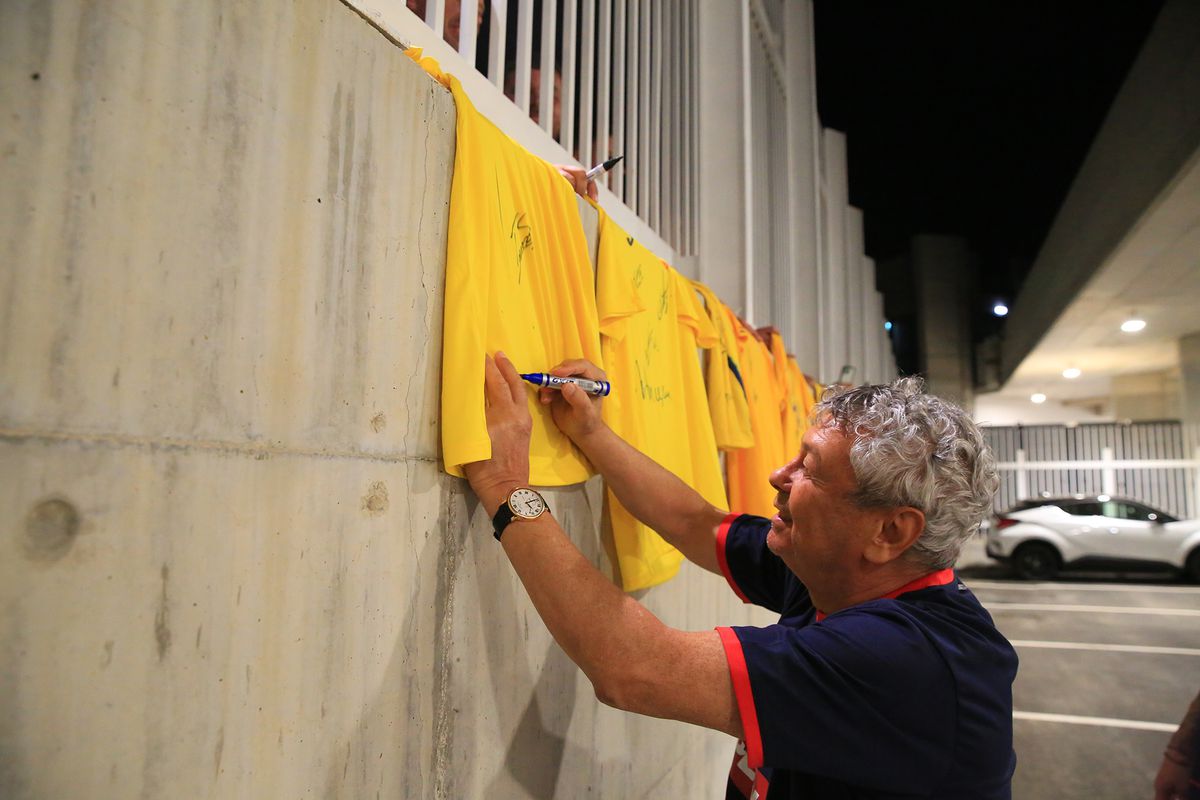 Tricolorii dau autografe la finalul antrenamentului oficial din Cipru