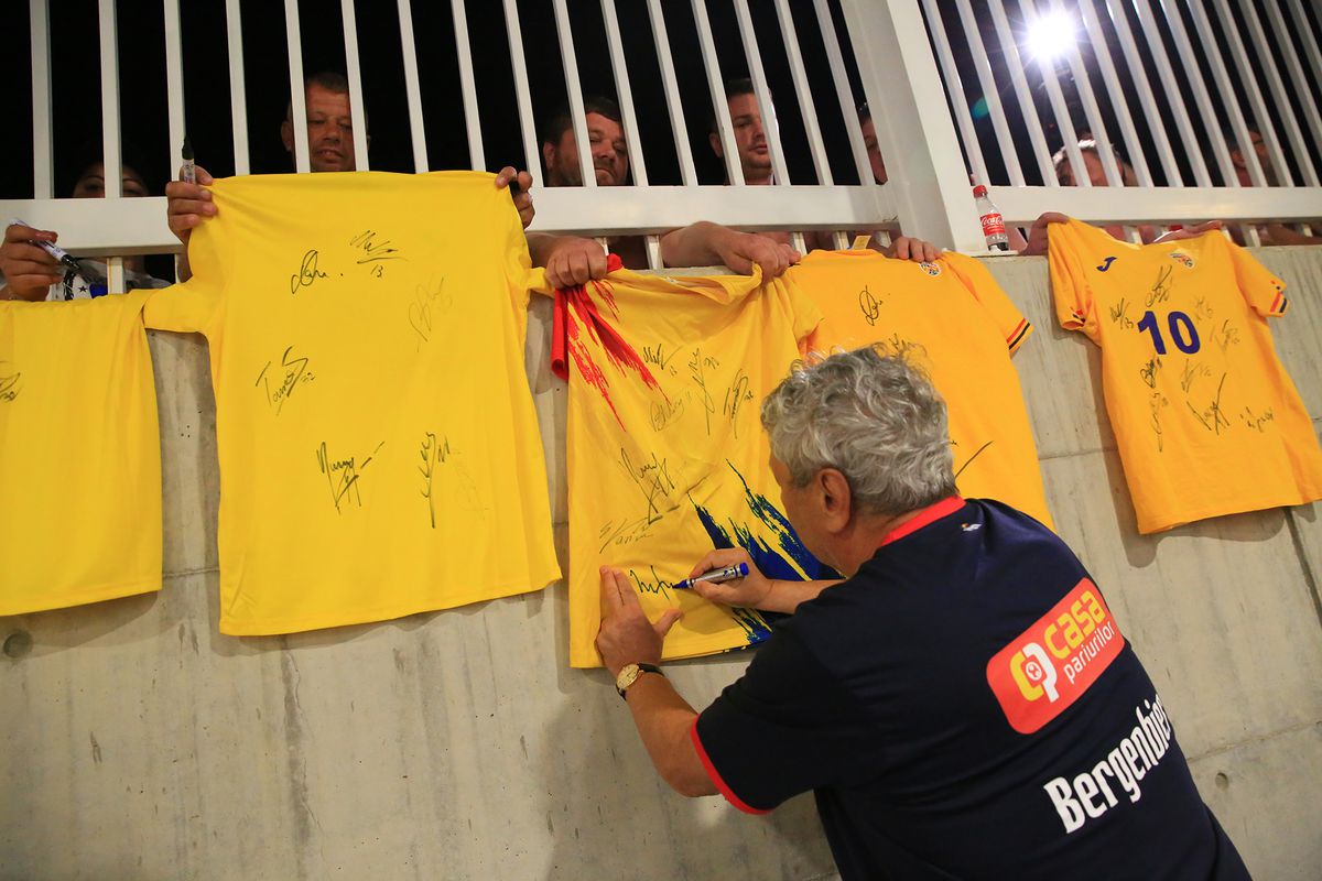 „Aliniați” la autografe » „Tricolorii”, așteptați în parcare după antrenamentul oficial: tricoul special pe care l-au semnat jucătorii FCSB-ului