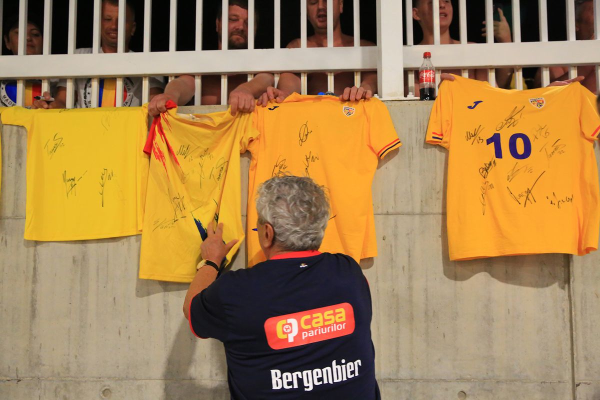 „Aliniați” la autografe » „Tricolorii”, așteptați în parcare după antrenamentul oficial: tricoul special pe care l-au semnat jucătorii FCSB-ului