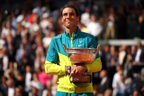 Rafael Nadal într-un moment de liniște la ultimul său turneu de Mare Șlem cucerit, Roland Garros 2022 FOTO Guliver/GettyImages