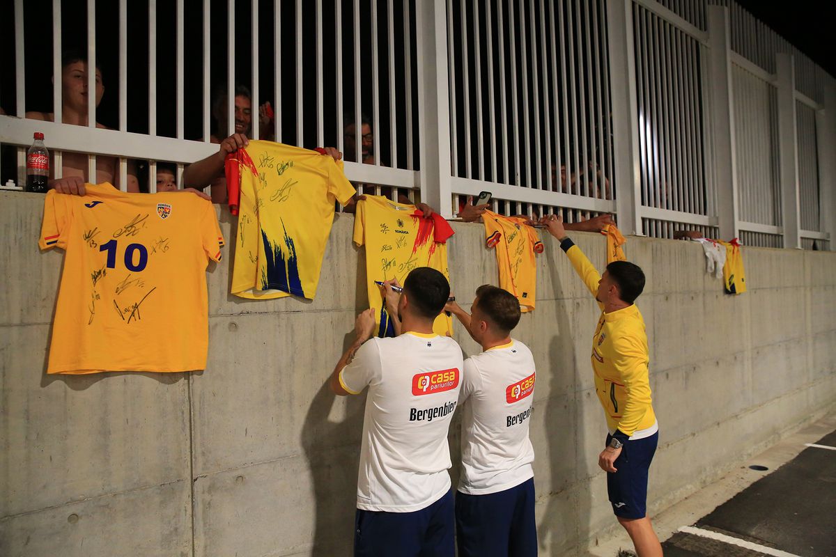 „Aliniați” la autografe » „Tricolorii”, așteptați în parcare după antrenamentul oficial: tricoul special pe care l-au semnat jucătorii FCSB-ului