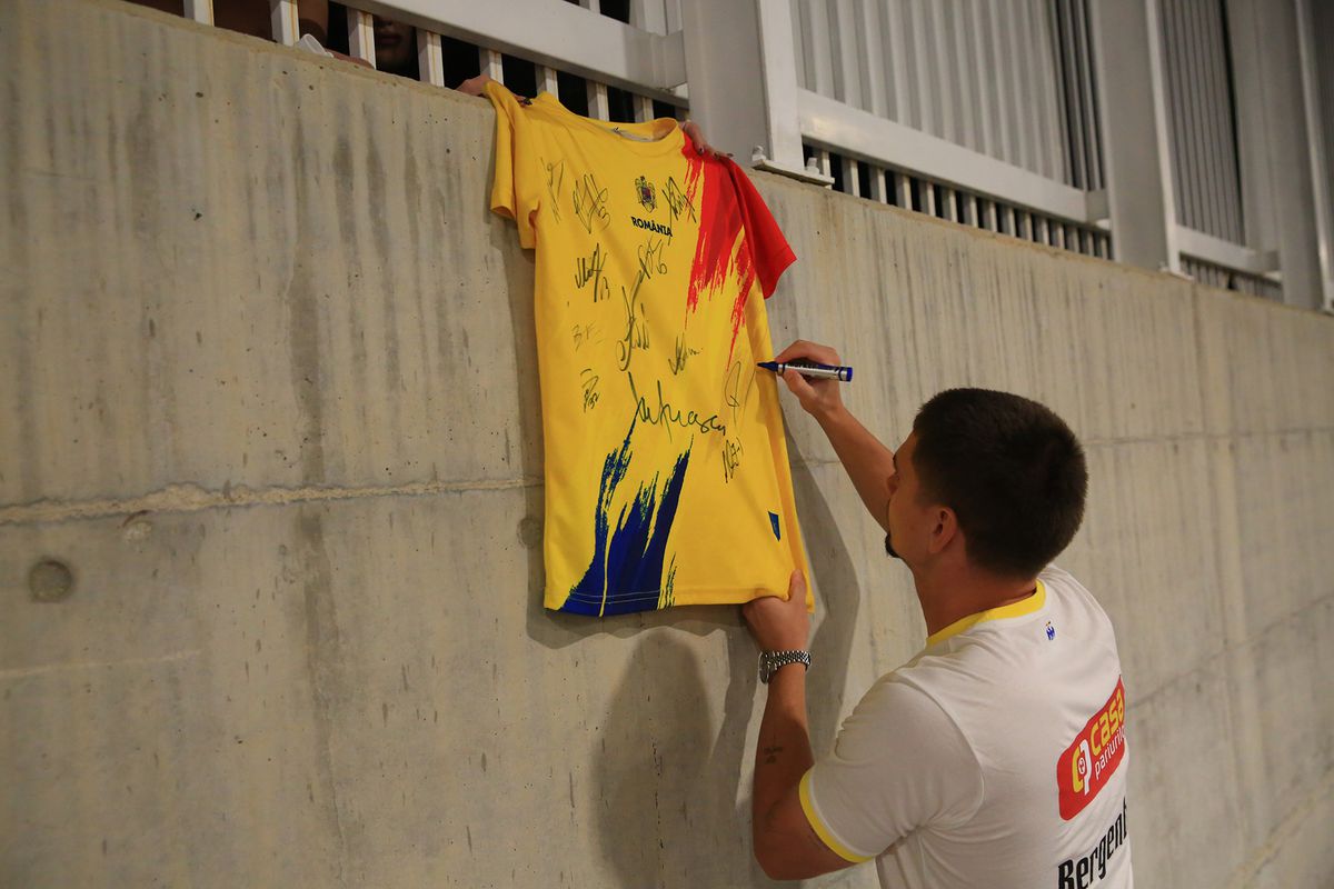 „Aliniați” la autografe » „Tricolorii”, așteptați în parcare după antrenamentul oficial: tricoul special pe care l-au semnat jucătorii FCSB-ului