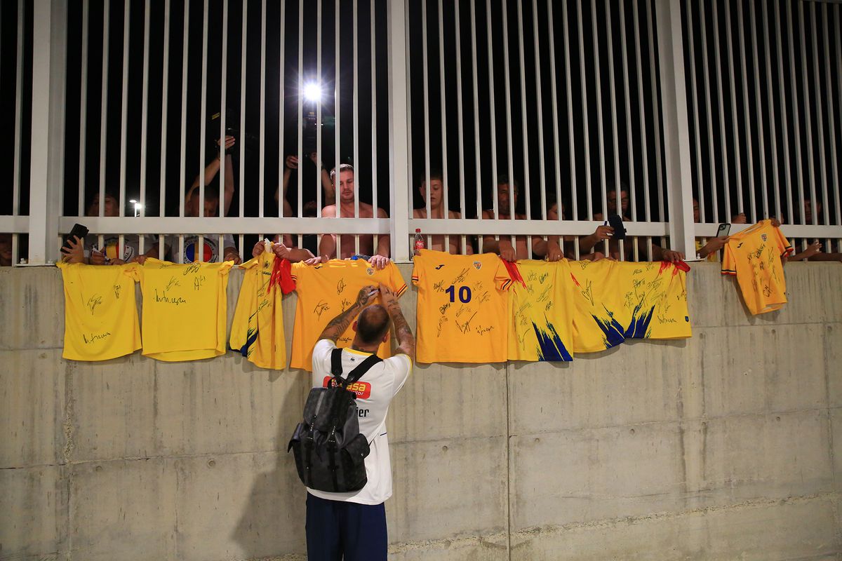 „Aliniați” la autografe » „Tricolorii”, așteptați în parcare după antrenamentul oficial: tricoul special pe care l-au semnat jucătorii FCSB-ului