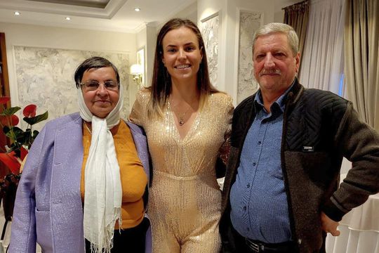 Magdalena Rusu, alături de părinții ei, la Fălticeni, foto: arhiva persoanală