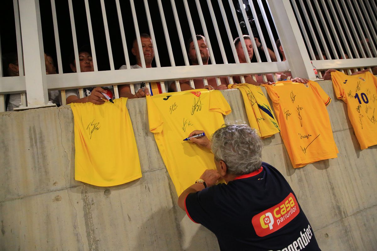 „Aliniați” la autografe » „Tricolorii”, așteptați în parcare după antrenamentul oficial: tricoul special pe care l-au semnat jucătorii FCSB-ului