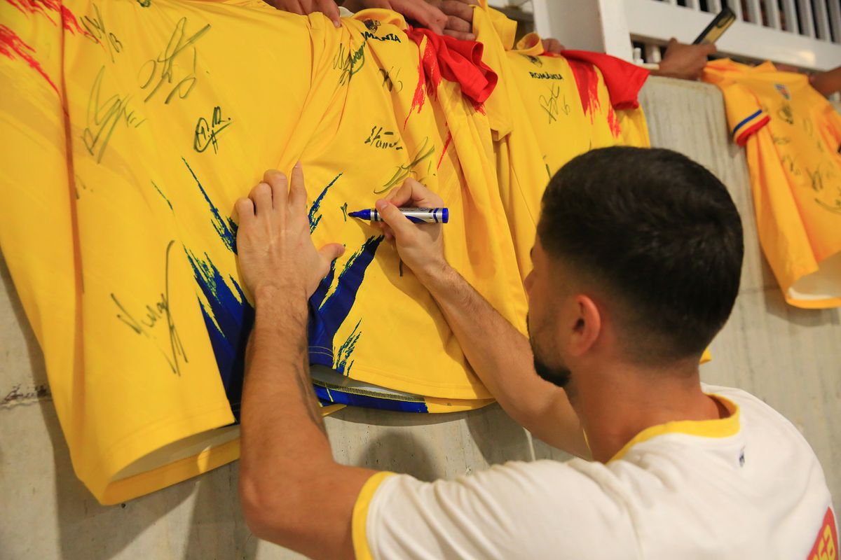 „Aliniați” la autografe » „Tricolorii”, așteptați în parcare după antrenamentul oficial: tricoul special pe care l-au semnat jucătorii FCSB-ului