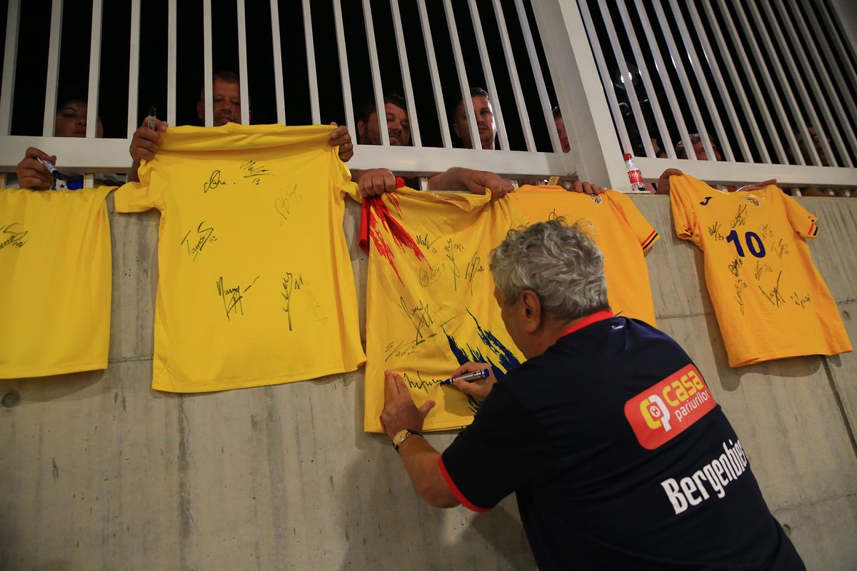 „Aliniați” la autografe » „Tricolorii”, așteptați în parcare după antrenamentul oficial: tricoul special pe care l-au semnat jucătorii FCSB-ului