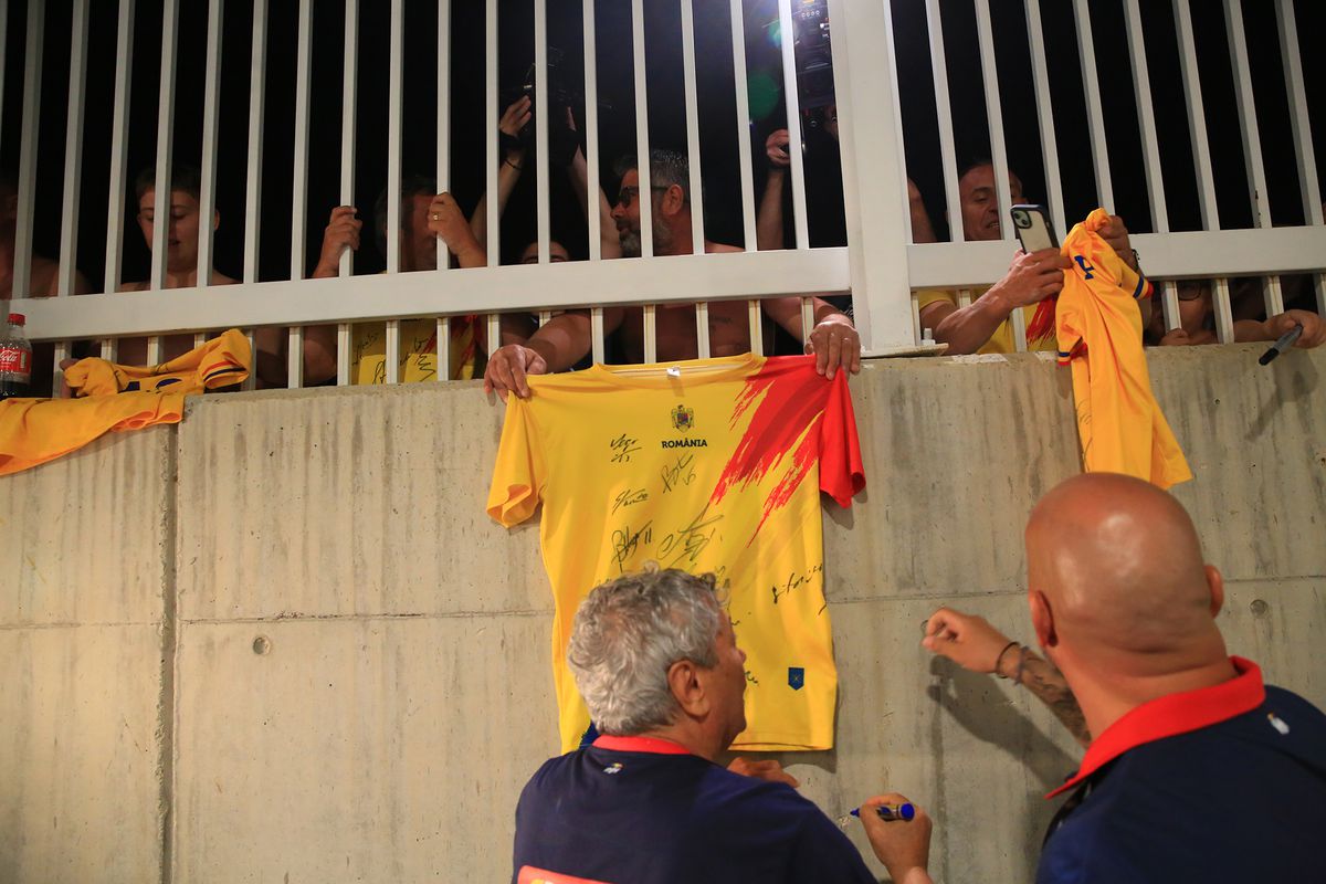 „Aliniați” la autografe » „Tricolorii”, așteptați în parcare după antrenamentul oficial: tricoul special pe care l-au semnat jucătorii FCSB-ului