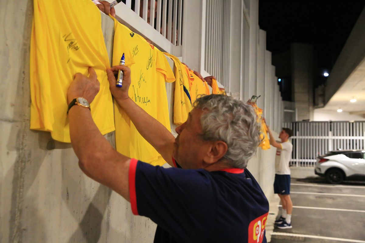 „Aliniați” la autografe » „Tricolorii”, așteptați în parcare după antrenamentul oficial: tricoul special pe care l-au semnat jucătorii FCSB-ului